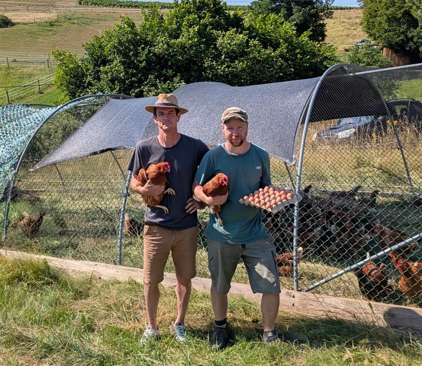 Jean et Antoine, fondateurs du Club Goliath, dans le Beaujolais des Pierres Dorées